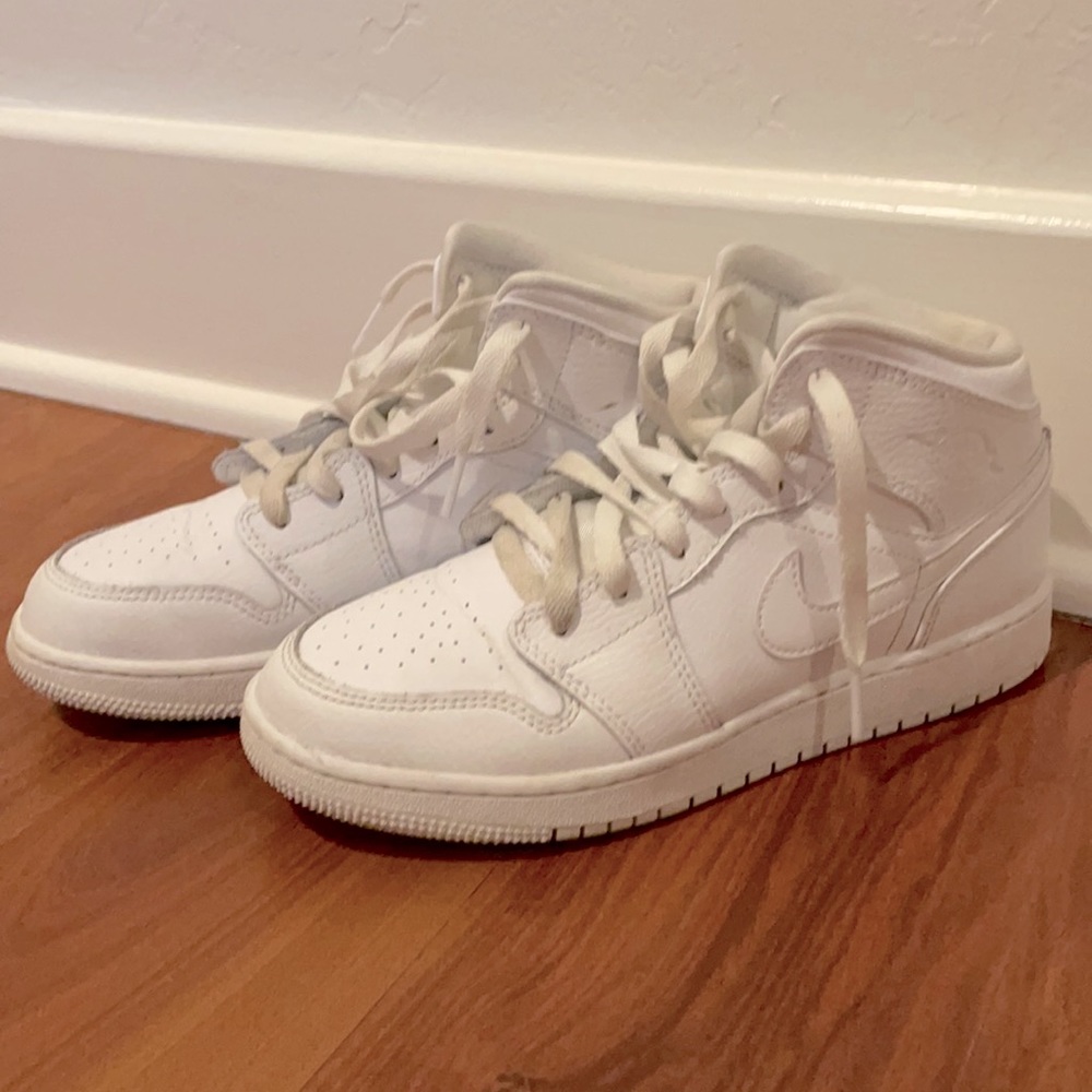 KIDS NIKE ALL WHITE AIR JORDAN 1s